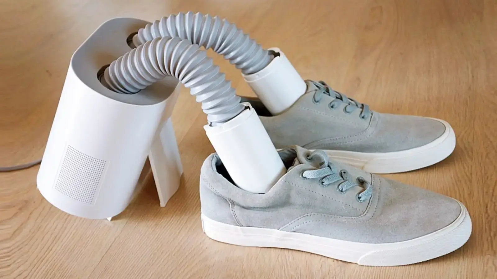 Drying wet golf shoes naturally using crumpled paper.
